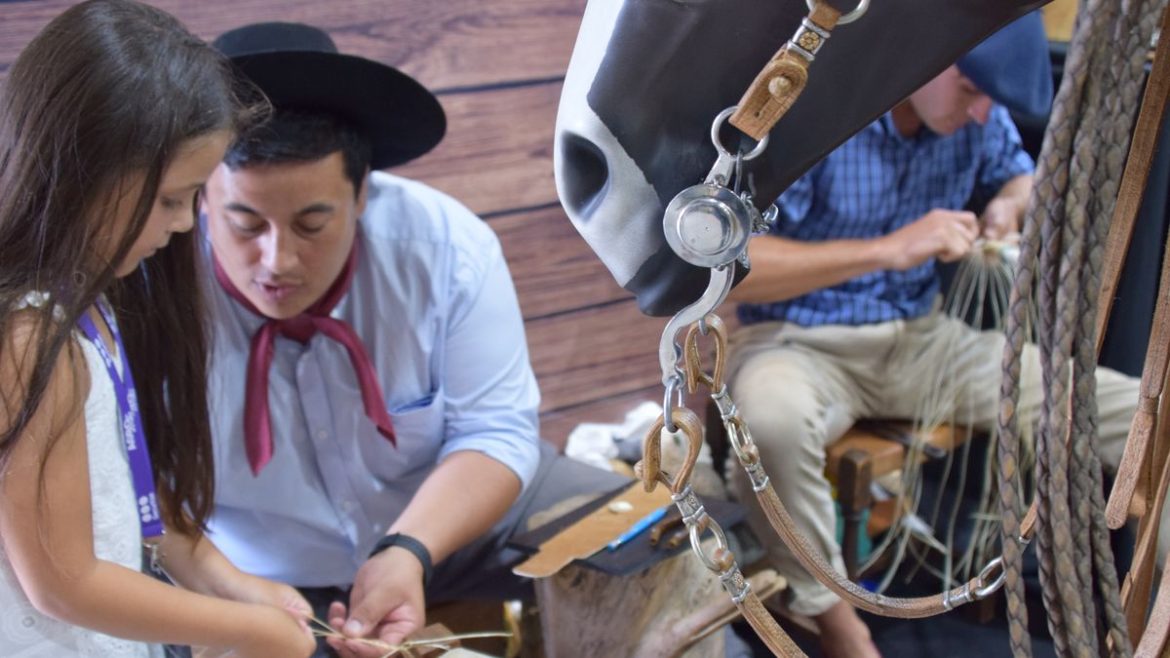 Guasqueros e innovaciones, tradición y futuro, la atractiva mezcla en el área comercial de Agro en Punta