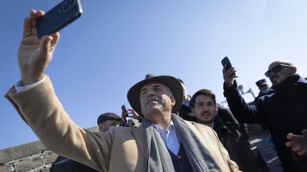 El presidente Orsi y la delegación oficial visitaron la Gran Muralla China; el martes es la reunión con Xi Jinping