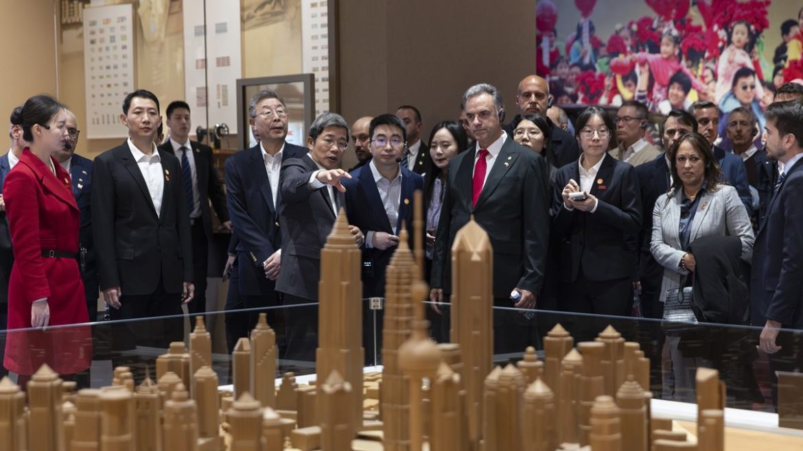 Yamandú Orsi llegó a China y comenzó con su gira por el país asiático este domingo