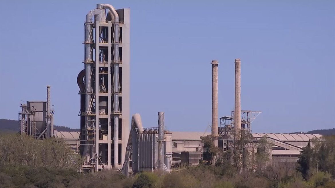 Cardona propuso a Olivera alcanzar un acuerdo para que las intendencias le compren el pórtland a Ancap