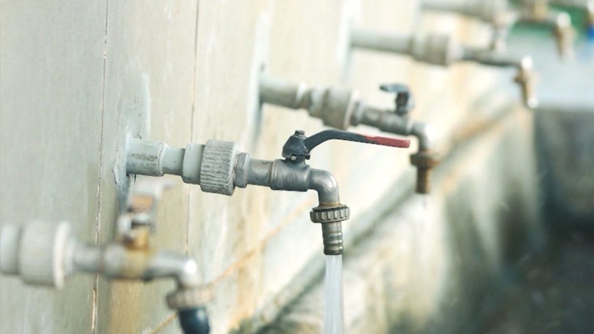 El agua de OSE "es potable pero tiene una luz amarilla encendida", dijo director de la Ursea por la oposición