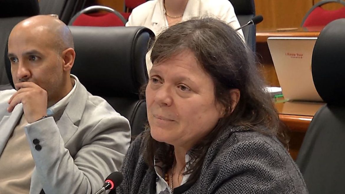 Orsi dijo que no enviará venia de Ferrero y sostuvo que "esto no se arregla con un papel y menos con un manoseo"