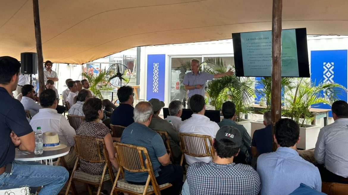 Análisis de Blasina en el stand de BBVA en Expoactiva: amenazas y oportunidades por la guerra en Medio Oriente