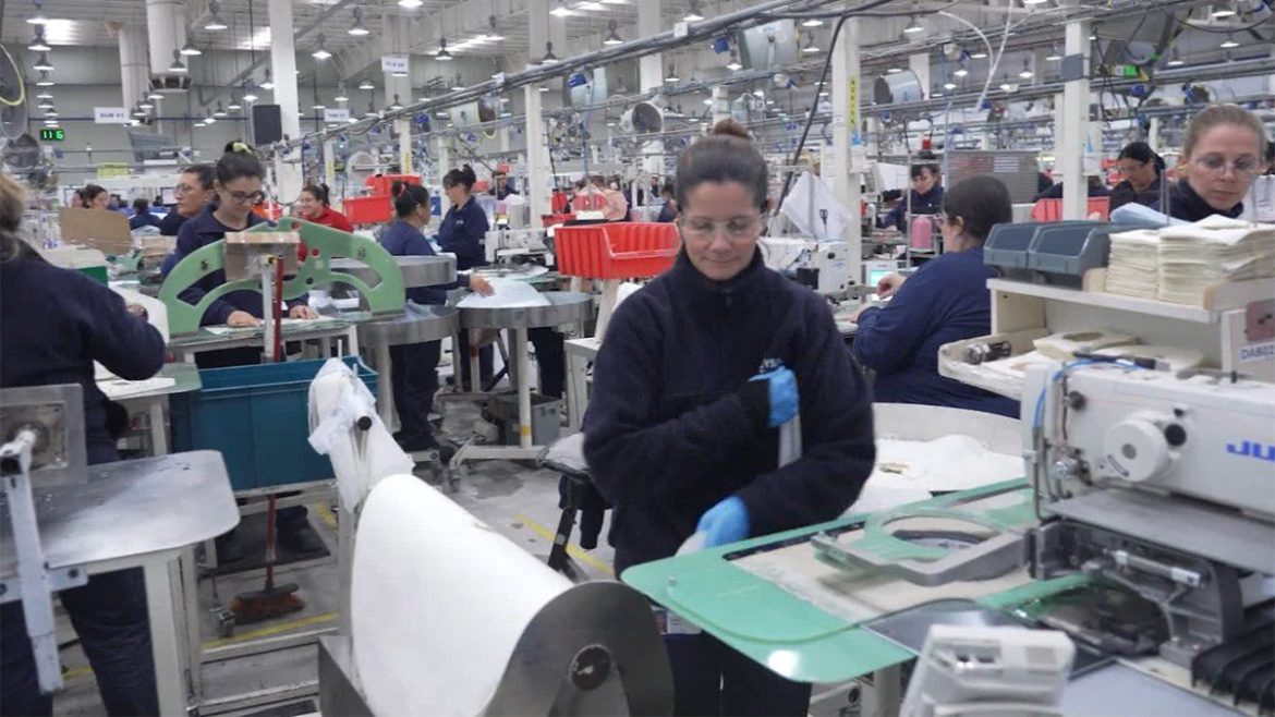 Orsi visitó Joyson, una empresa dedicada a fabricar airbags que emplea a más de 700 personas, la mayoría mujeres
