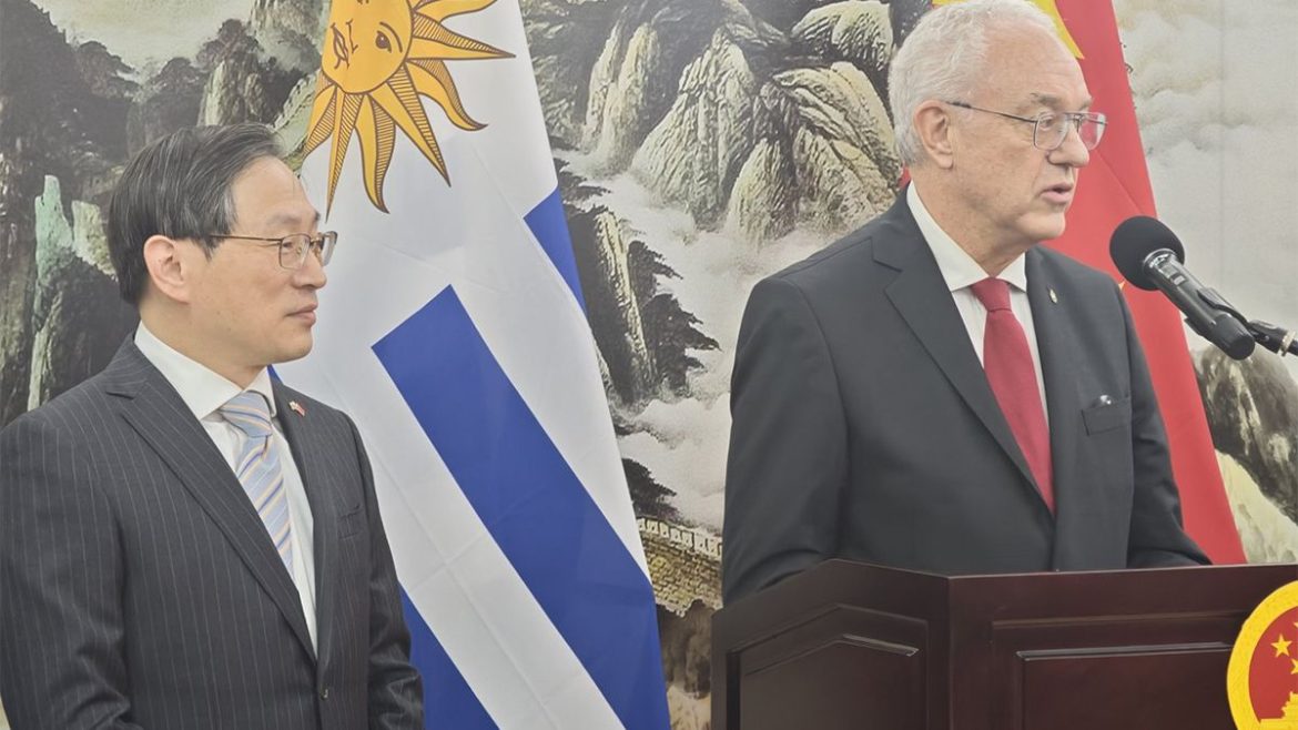 Canciller Lubetkin anunció el inicio del proceso para que ciudadanos chinos ingresen a Uruguay sin visa