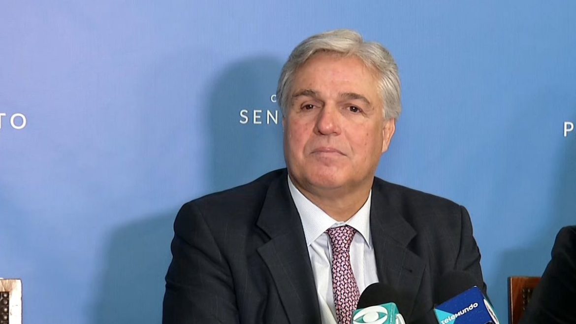 Inician sumario al excanciller Francisco Bustillo con separación del cargo y retención del 50% del sueldo