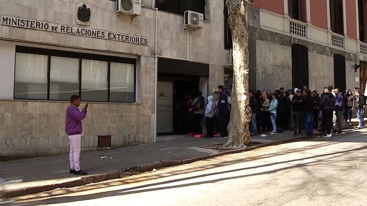 Uruguay negocia con EEUU sobre recibir migrantes deportados: "Aún no hay nada concreto", aseguran fuentes de Cancillería