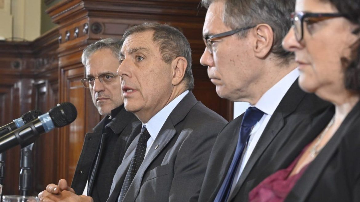 Economía entregó Rendición al Parlamento: "Ahorro importante" en protocolo y viajes, y recursos pospuestos en Colonización