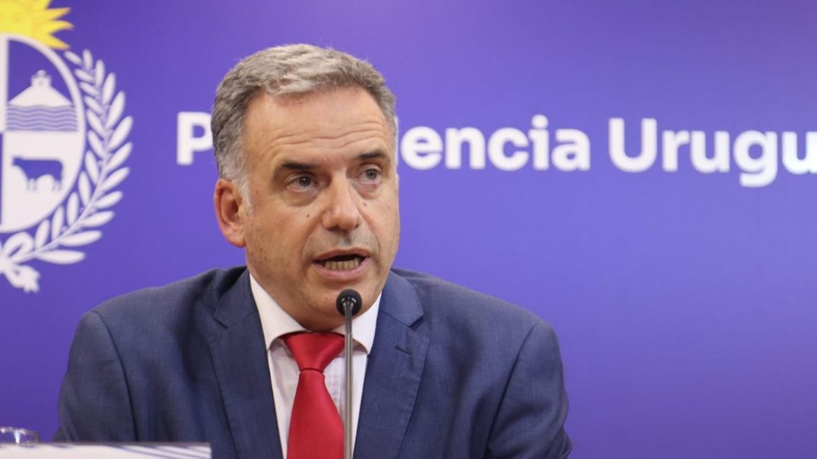 Desaprobación de la gestión de Yamandú Orsi sube a 53% y la aprobación queda en 26%