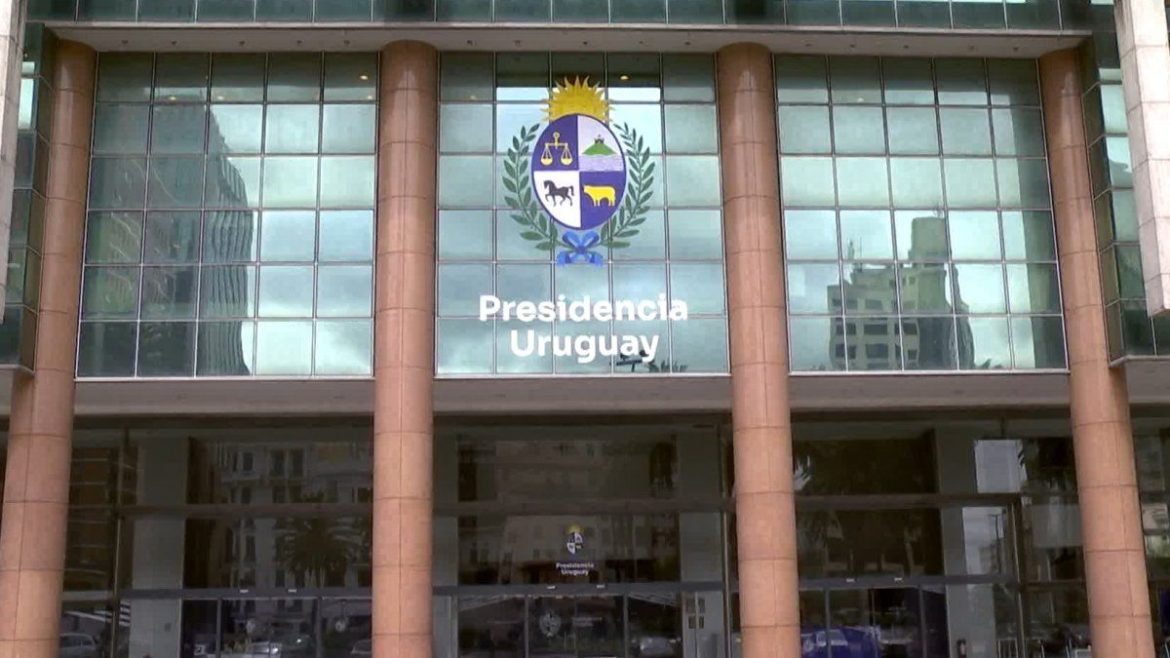 Yamandú Orsi firmó la unificación de las secretarías de Derechos Humanos y Pasado Reciente